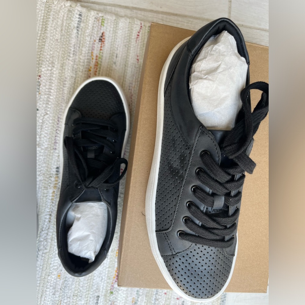 Nest Shoes Eco-Friendly Manila Perf Lace Up Sneaker Womens Size 8